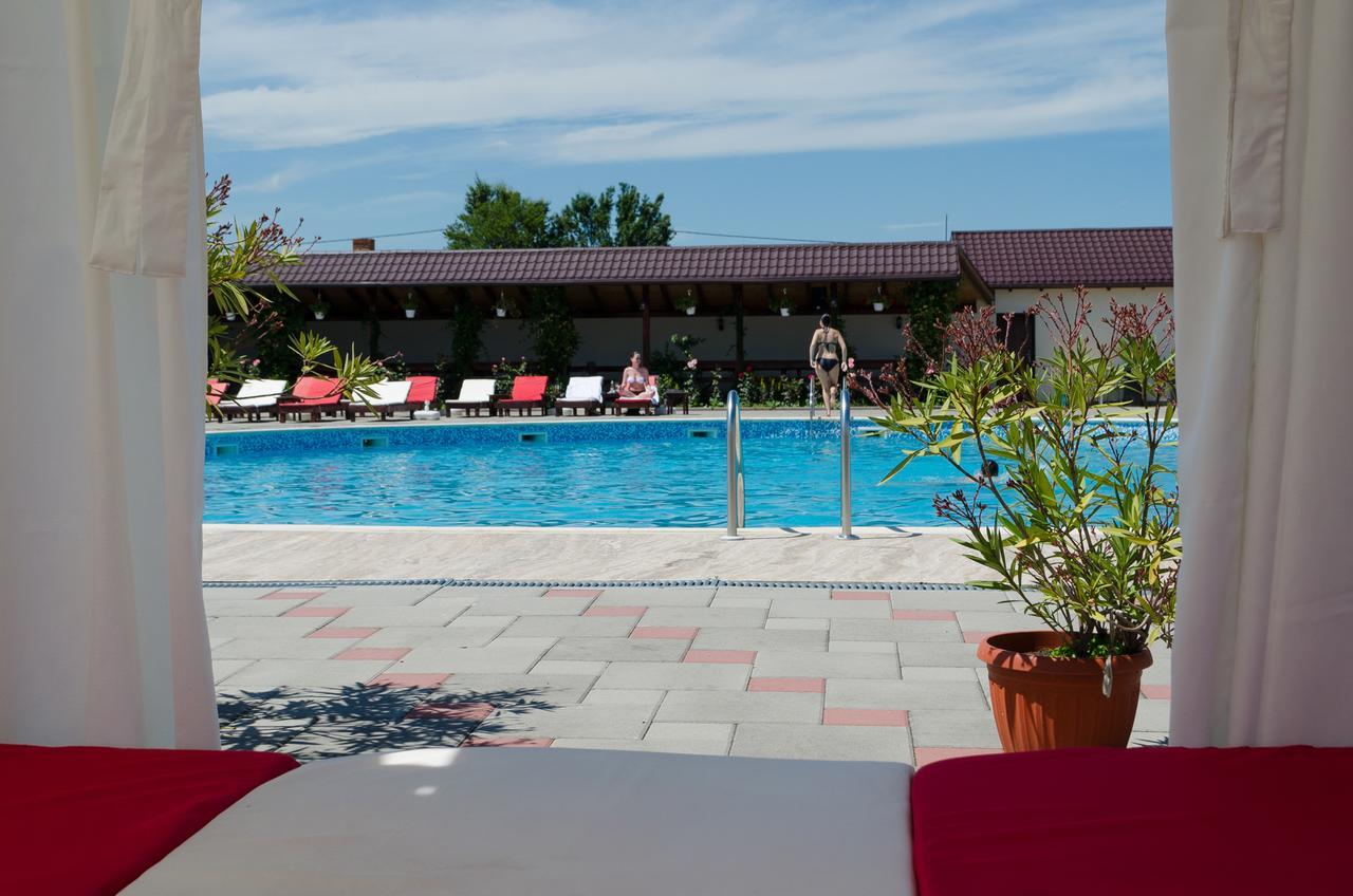 Hotel Aqua Club Elatis Avrig Exterior foto